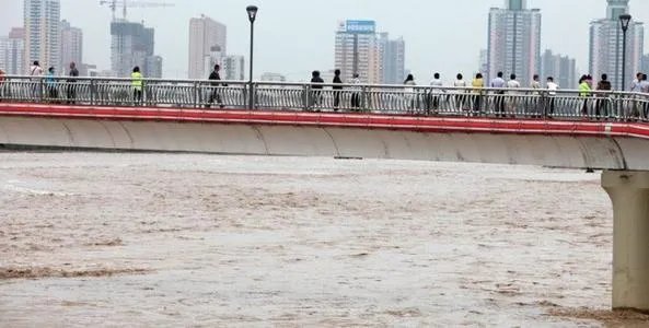 如何看待消防员被山洪冲走这件事?