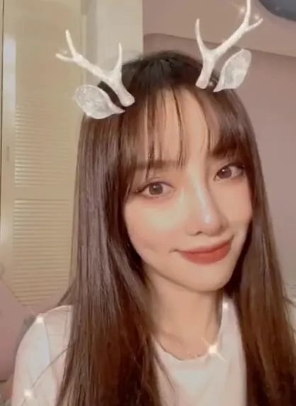 李小璐被传复出遭拒：降片酬参加乘风破浪的姐姐们