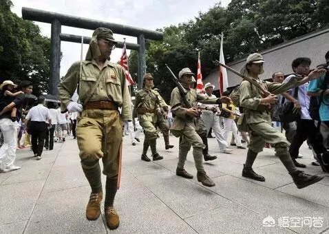 两名中国男子穿日本军服在南京抗战遗址前拍照，这种行为如何看待？