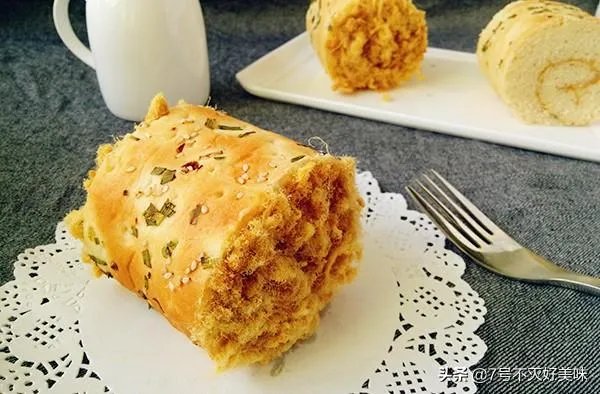 外面有一层薄皮、里面有夹心，然后两边还有肉松的一种面包，是什么面包呢？怎么做比较好吃，特别想吃？