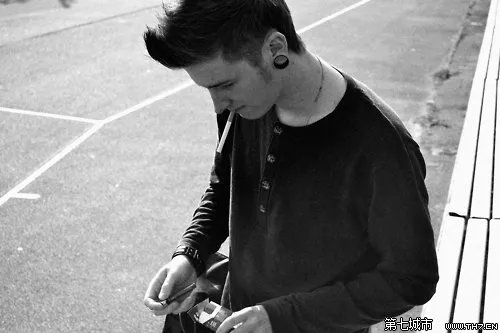 谁有黑白色抽烟颓废男头像 像这样的