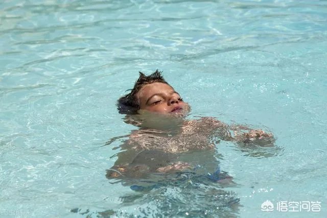 为什么有些溺水死亡的人被人拉上来胳膊和腿都是卷曲着的？