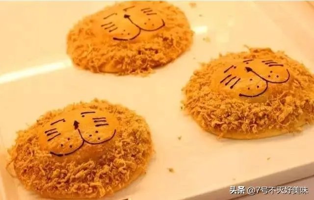 外面有一层薄皮、里面有夹心，然后两边还有肉松的一种面包，是什么面包呢？怎么做比较好吃，特别想吃？