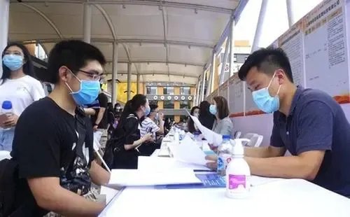 2022年高校毕业生高达1076万人,他们面临的问题有哪些?