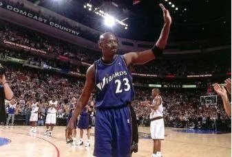 乔丹的全明星告别赛上,科比罚球时为什么全场观众狂嘘科比?