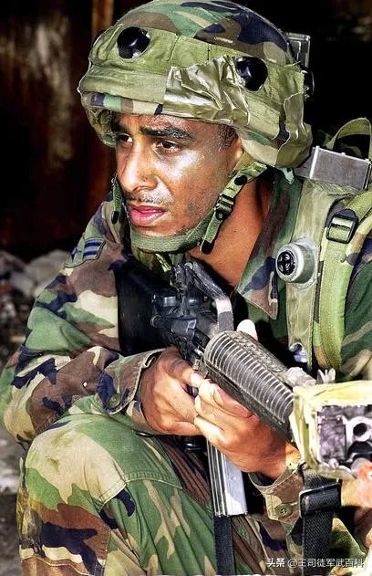 演习时用的空包弹，中弹后为什么会冒烟？