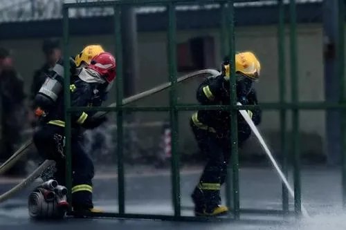 消防员敷面膜救火,这是什么情况?你了解消防员个人防护装备标准吗?