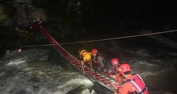 如何看待消防员被山洪冲走这件事？