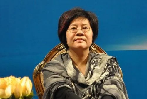 俞渝手撕李国庆，互指鼻梁对骂，名人的家庭都经不起推敲？