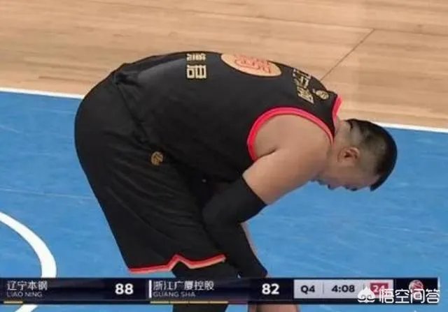 对阵广厦一战，致韩德君受伤的扣篮是右手扣的，为什么却左手受伤？当时什么情况？