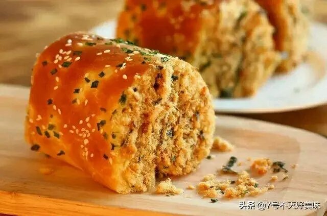 外面有一层薄皮、里面有夹心，然后两边还有肉松的一种面包，是什么面包呢？怎么做比较好吃，特别想吃？