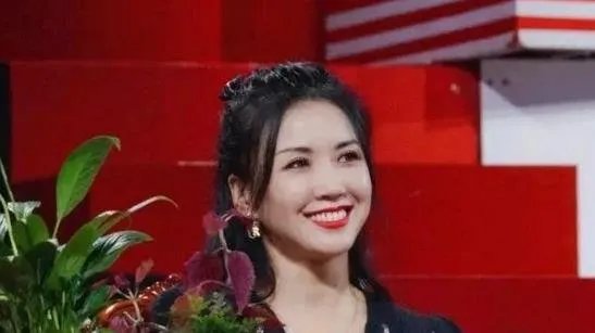 42岁王蓉签约白小白，从明星变网红，一代神曲天后没落了？