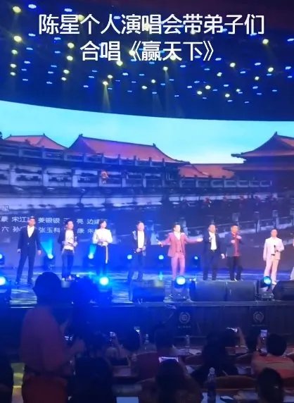 流浪歌王陈星帮陈光标提衣服，那她的娇妻长得怎么样？