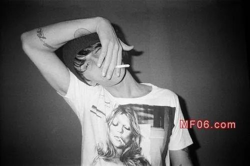 谁有黑白色抽烟颓废男头像 像这样的