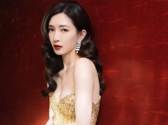 江疏影因玄彬公布恋情事件吃味发文，她作为玄彬的小迷妹有过哪些追星举动？