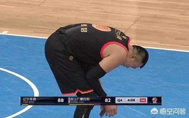 对阵广厦一战，致韩德君受伤的扣篮是右手扣的，为什么却左手受伤？当时什么情况？