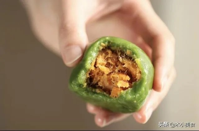 外面有一层薄皮、里面有夹心，然后两边还有肉松的一种面包，是什么面包呢？怎么做比较好吃，特别想吃？