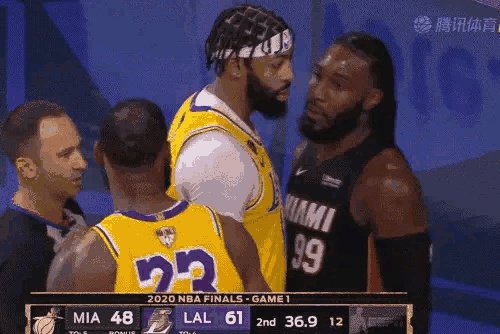 总决赛G1，詹姆斯被克劳德屡次挑衅，戴维斯为其出头，怎么看？