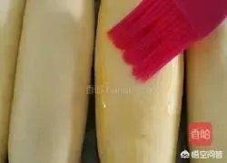 外面有一层薄皮、里面有夹心，然后两边还有肉松的一种面包，是什么面包呢？怎么做比较好吃，特别想吃？