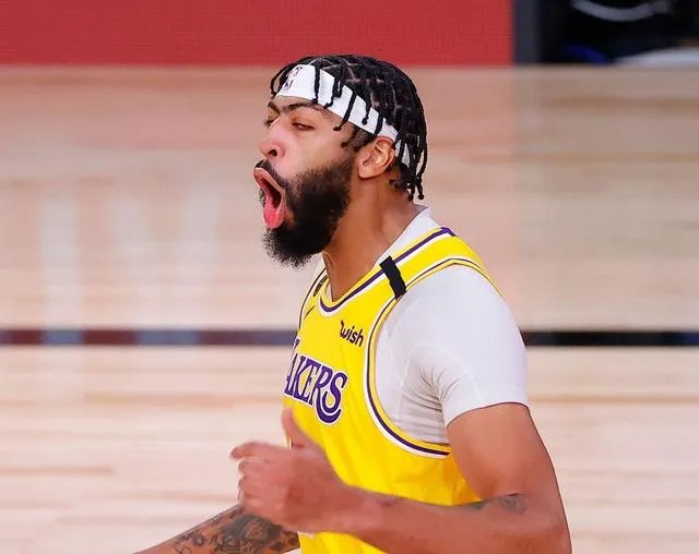 总决赛G1，詹姆斯被克劳德屡次挑衅，戴维斯为其出头，怎么看？