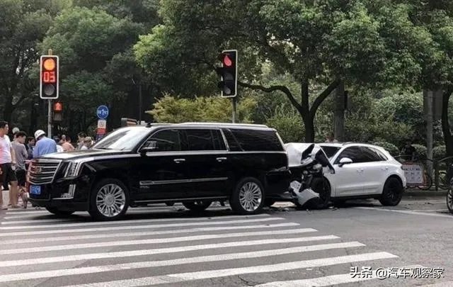 有人开车撞过豪车吗？真的撞了一次就要卖套房吗？