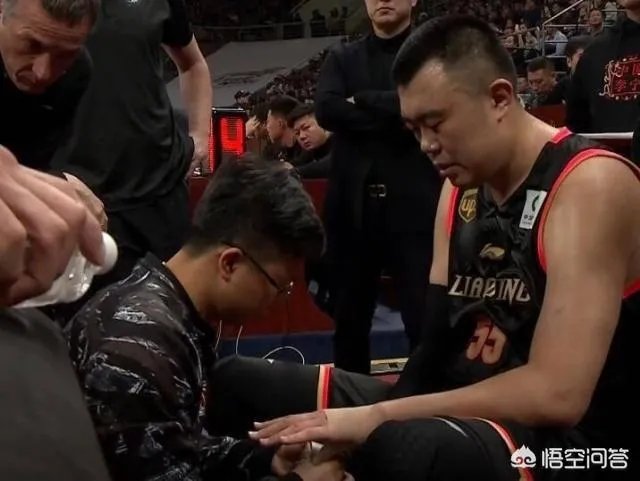 对阵广厦一战，致韩德君受伤的扣篮是右手扣的，为什么却左手受伤？当时什么情况？