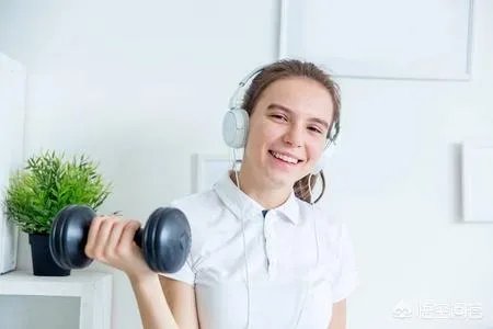 河北一高中在线教育，要求学生穿校服，做早操，与平是在学校规则制度相同，各位怎么看？