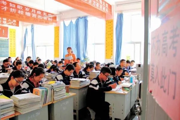 一高中生上课玩手机被退学，此举措是否合理呢？