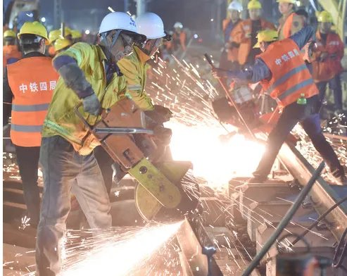 英媒惊叹中国几小时建成火车站？