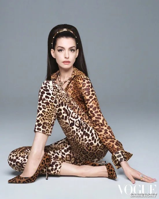 39岁安妮海瑟薇最新杂志写真 黑丝高马尾摩登时尚