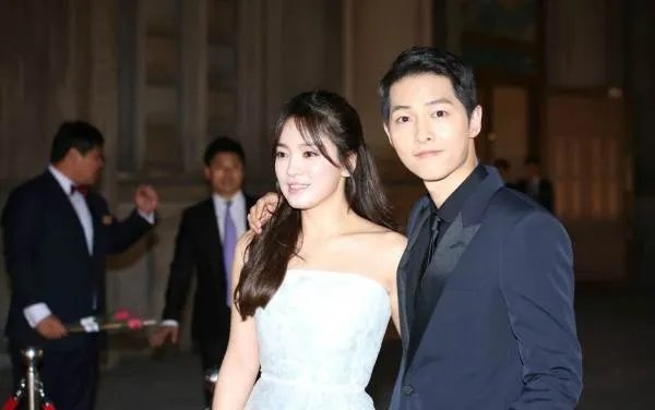 双宋CP婚礼会场满布什么花？