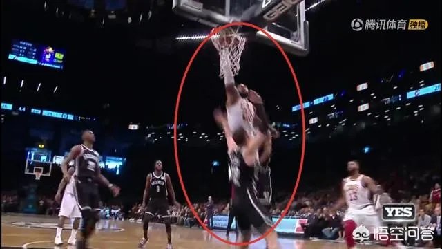 骑士VS篮网，詹姆斯中路隔着两人暴扣，起跳高度高出防守人一只手臂，怎么评价？
