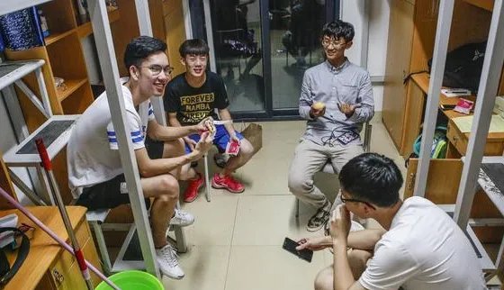 室友每天和男友打电话到晚上12点多影响到休息了，怎么办？