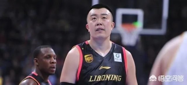 对阵广厦一战，致韩德君受伤的扣篮是右手扣的，为什么却左手受伤？当时什么情况？