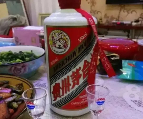 上海一民警吃野味喝茅台不付钱，是“以权谋私”还是另有内情？