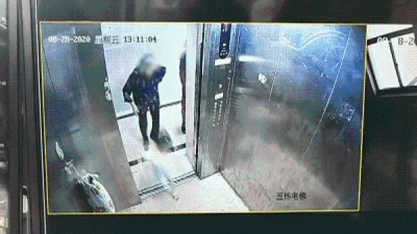 女童滞留电梯找家长时坠亡，小孩为何会独自滞留在电梯内？