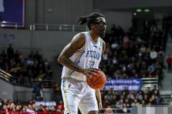 林书豪在CBA面对的防守强度是个什么水平?比在NBA时,哪个更强?
