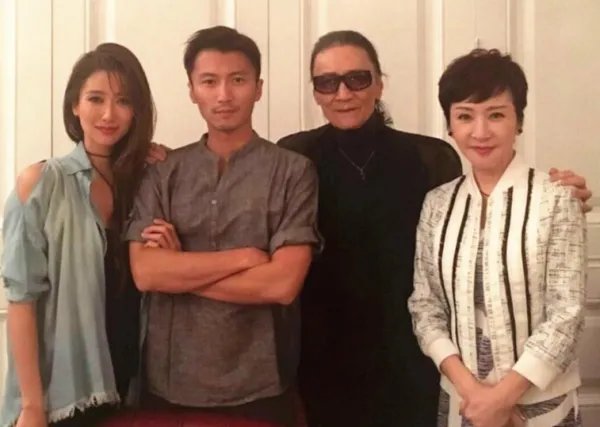 谢贤与前妻狄波拉生了一对优秀的儿女，为什么最后还是以离婚收场？