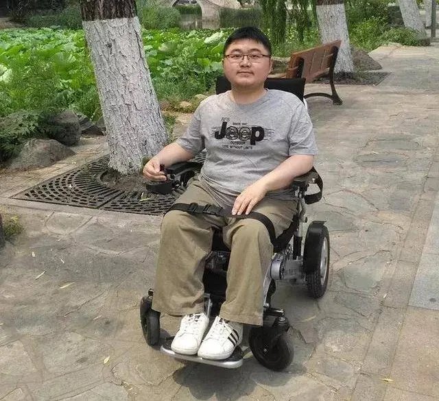 妈妈背患病儿子读到清华博士，妈妈是如何照顾他的？