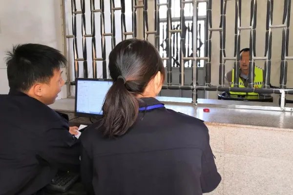 女生被杀案，嫌犯父亲是司法局干部，这件事他是否知情？