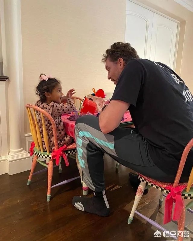加索尔到瓦妮莎家做客，陪伴科比三女儿，仨女儿都很开心，你咋看？