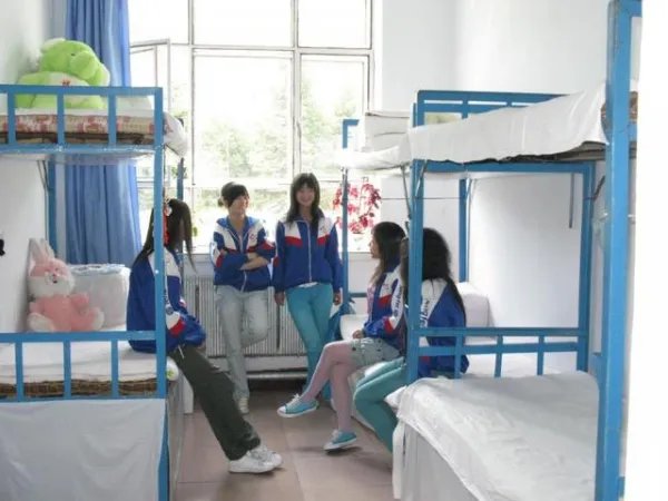 室友每天和男友打电话到晚上12点多影响到休息了，怎么办？