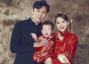 他是毁掉庾澄庆家庭的真凶，殴打伊能静，如今还是一个人生活，他是谁？