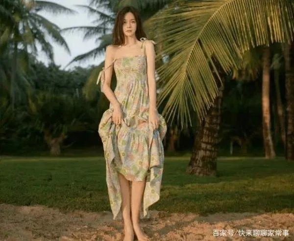 沈梦辰穿吊带裙拍大片，肩带滑落不慌不忙意外拍出国际大片，你怎么看？