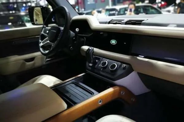 售价超200万的路虎揽胜还有最奶爸的路虎卫士,谁才是你的菜？