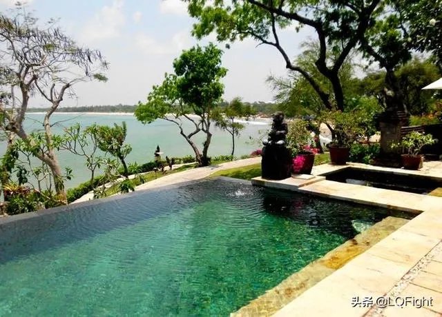 问巴厘岛当地有哪些好的酒店和度假村？