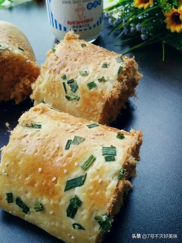 外面有一层薄皮、里面有夹心，然后两边还有肉松的一种面包，是什么面包呢？怎么做比较好吃，特别想吃？