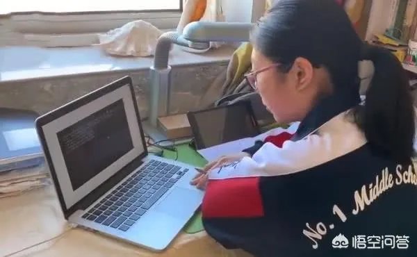 河北一高中在线教育,要求学生穿校服,做早操,与平是在学校规则制度相同,各位怎么看?