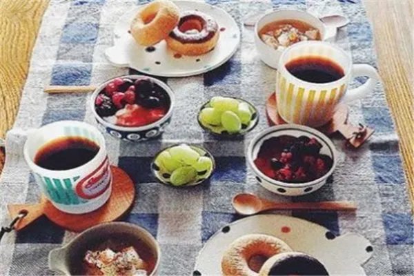 56岁于文华带84岁婆婆吃早餐，她们之间的婆媳关系如何？