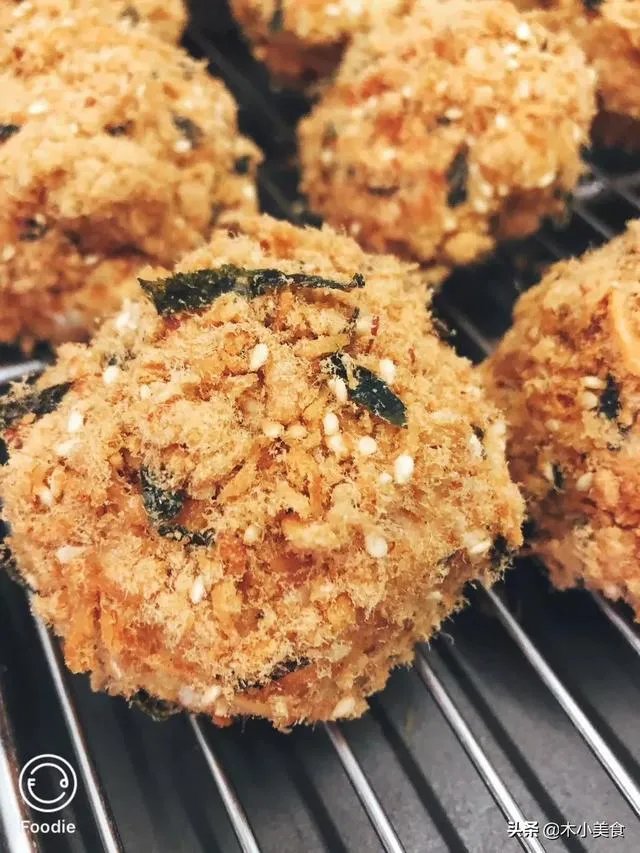 外面有一层薄皮、里面有夹心，然后两边还有肉松的一种面包，是什么面包呢？怎么做比较好吃，特别想吃？